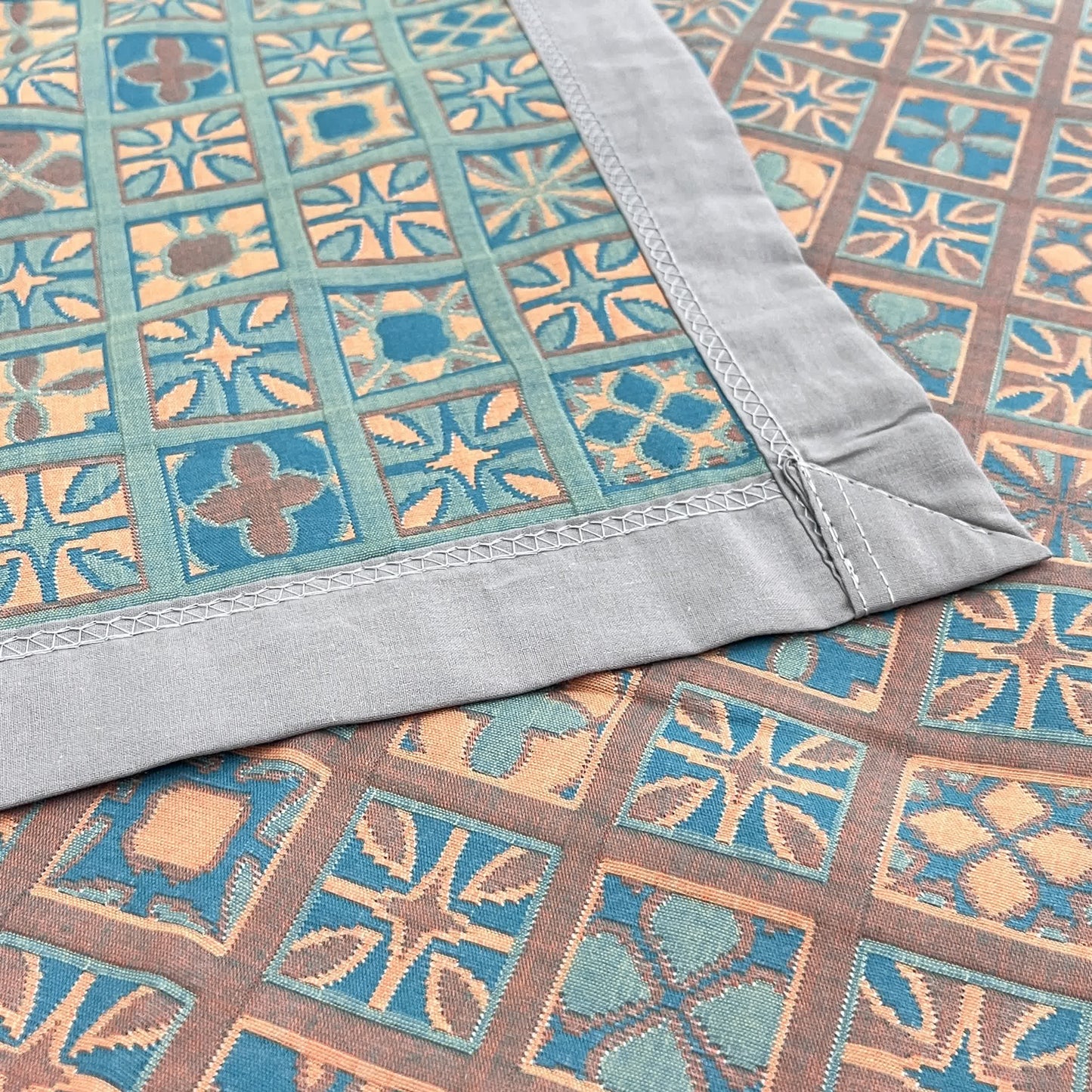 Trapunta reversibile in puro cotone a quadri e fiori