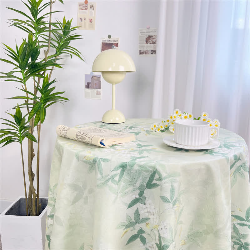 Tovaglia classica con nappe di piante verdi e floreali