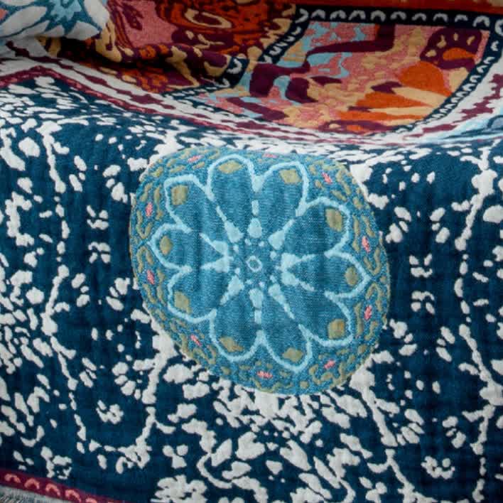 Trapunta reversibile in cotone con nappe e motivo floreale blu boho