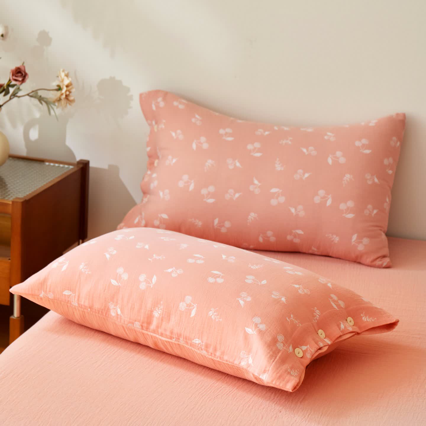 Copriletto in garza di cotone jacquard color ciliegia - 2 federe - 48cm x 74cm - image 2