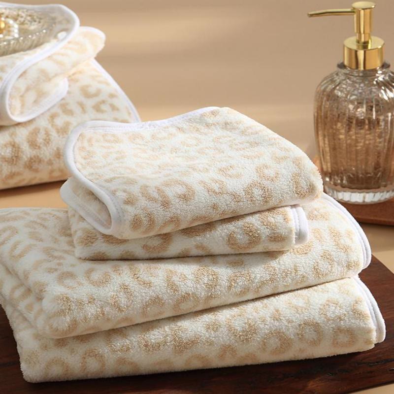 Set di asciugamani da bagno di lusso con stampa leopardata (confezione da 3) - image 3