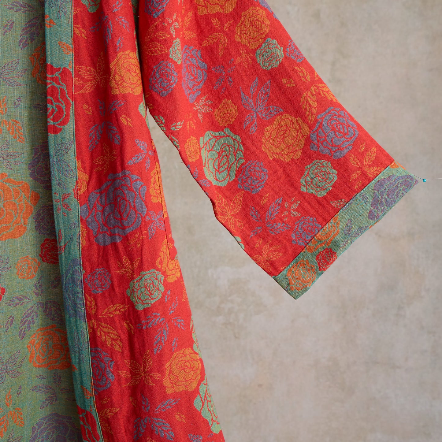 Kimono in garza di cotone con motivo a rose romantiche - image 17