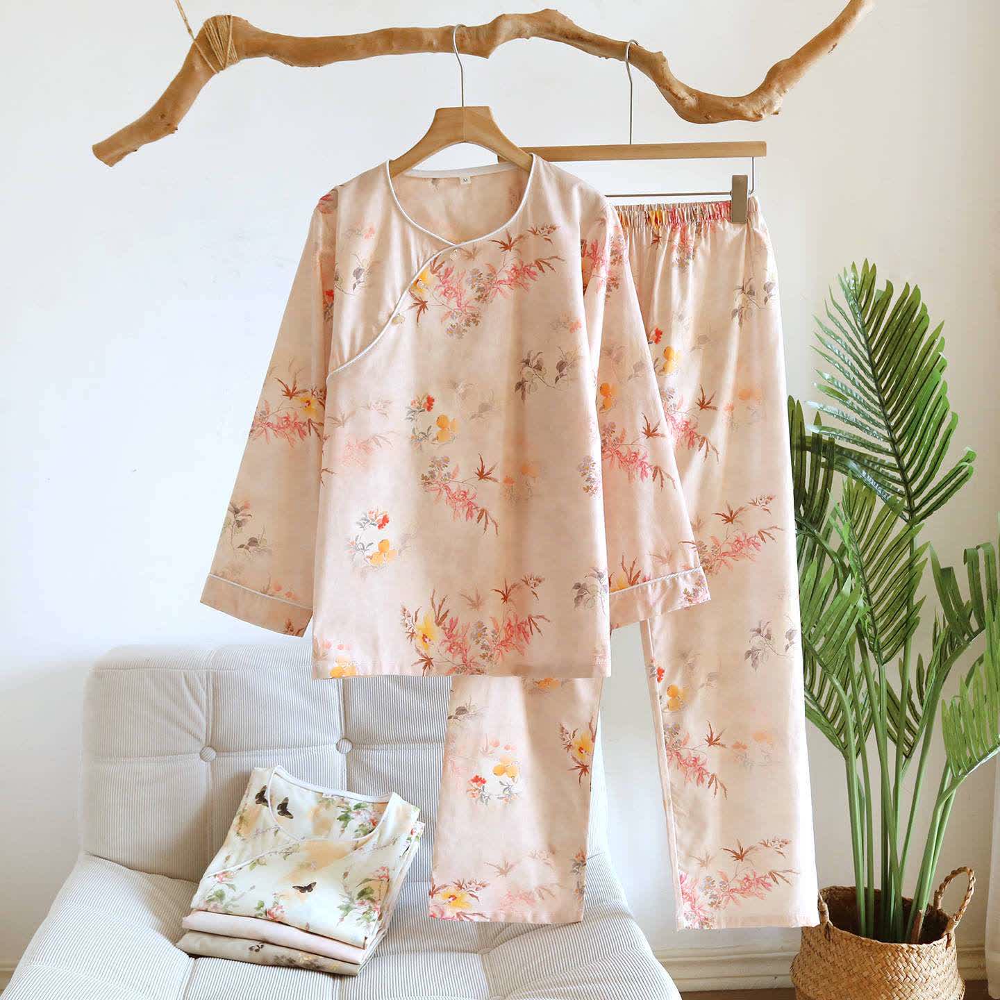 Completo da notte in cotone con foglie rosa orientali - image 1