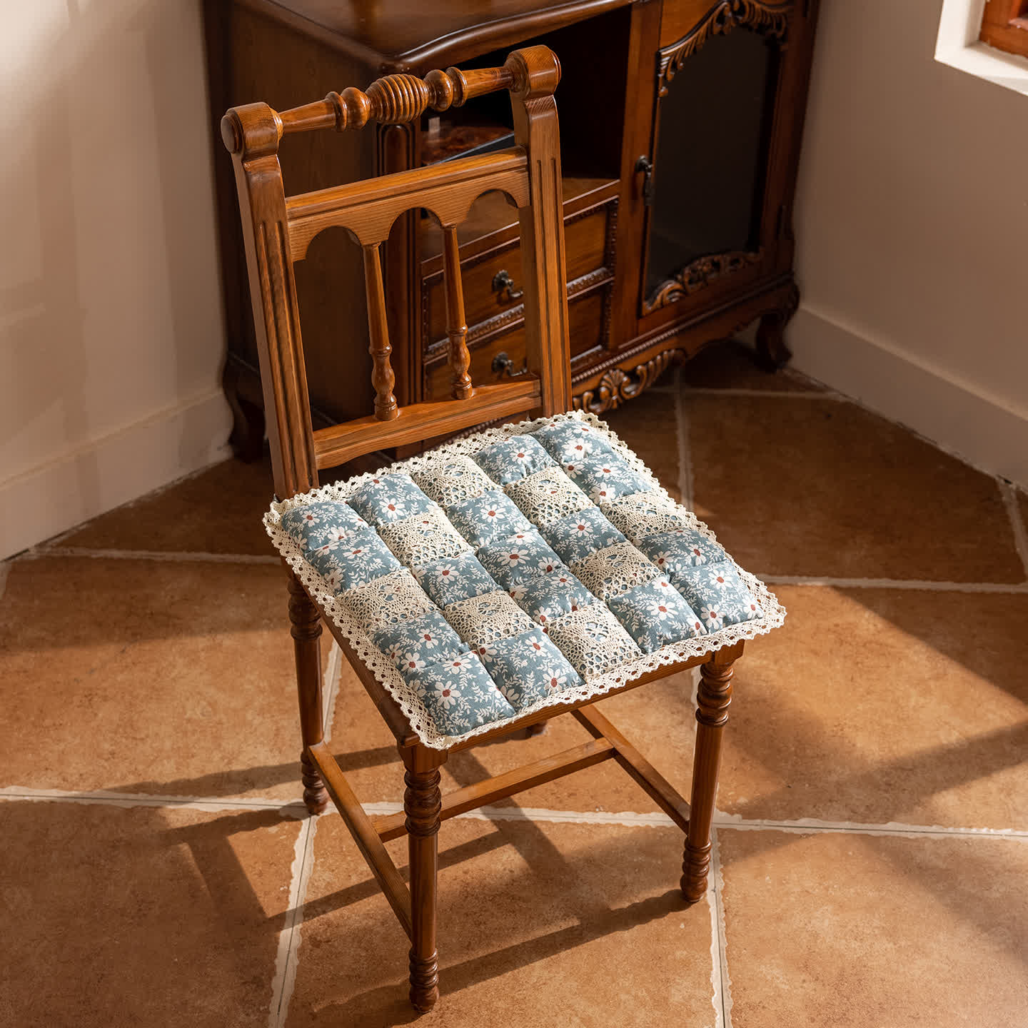 Cuscino per sedia in stile retrò con motivo a margherite patchwork - Blu - 40cm x 40cm - image 1