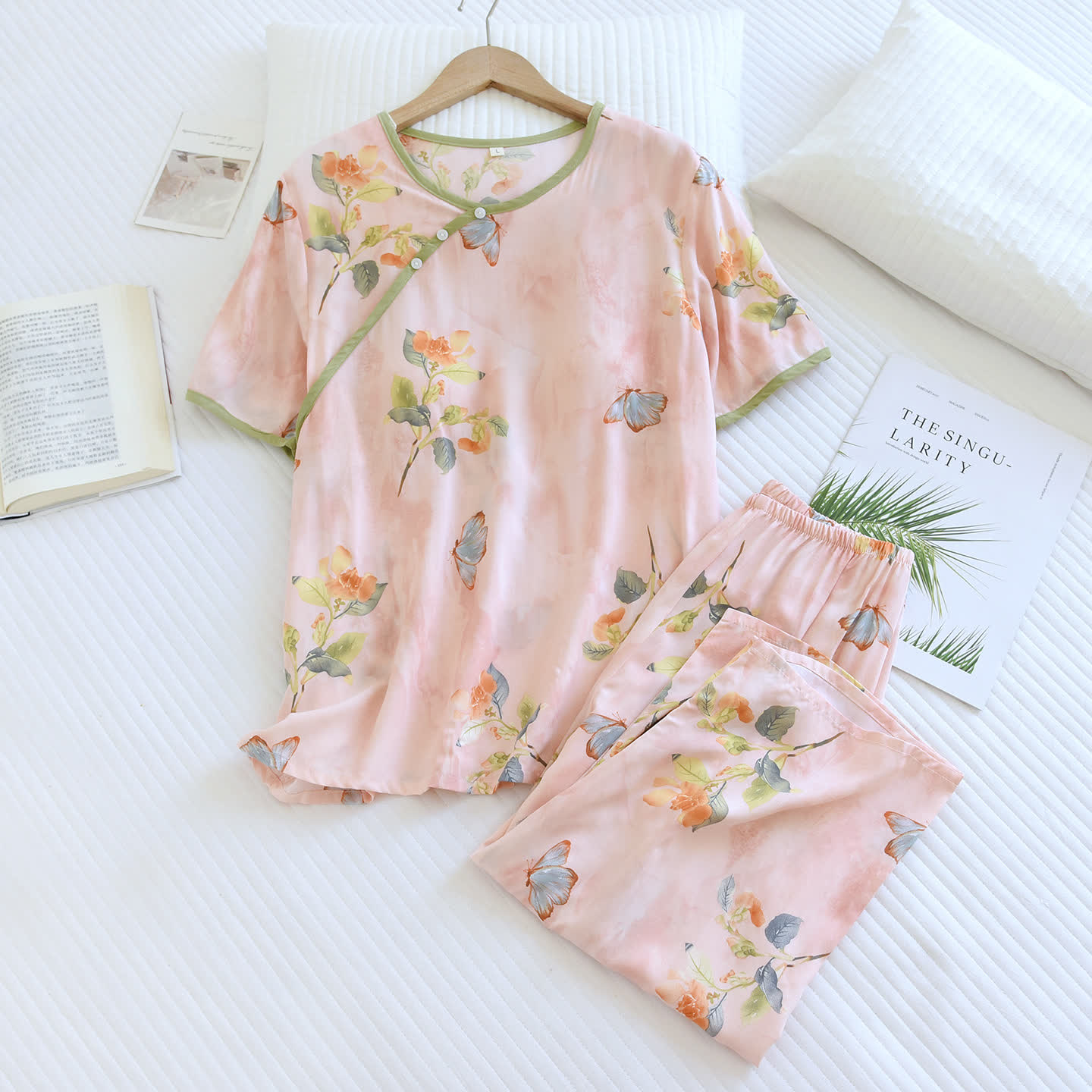 Pantaloni corti imbottiti con stampa floreale a farfalla, pigiama - image 1