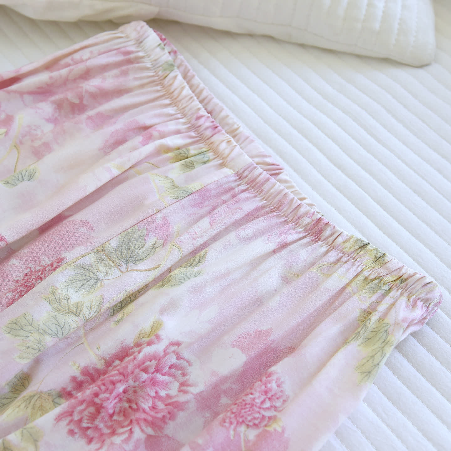 Pigiama composto da pantaloni corti imbottiti con stampa floreale di ortensie. - image 9