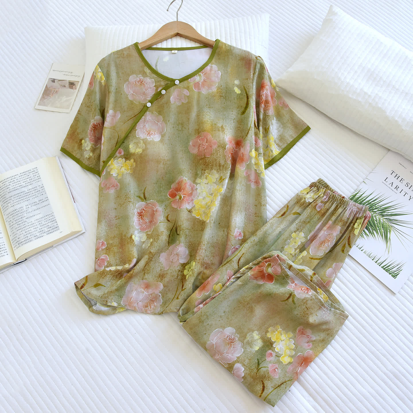 Completo pigiama capri imbottito in rayon con stampa botanica - image 1