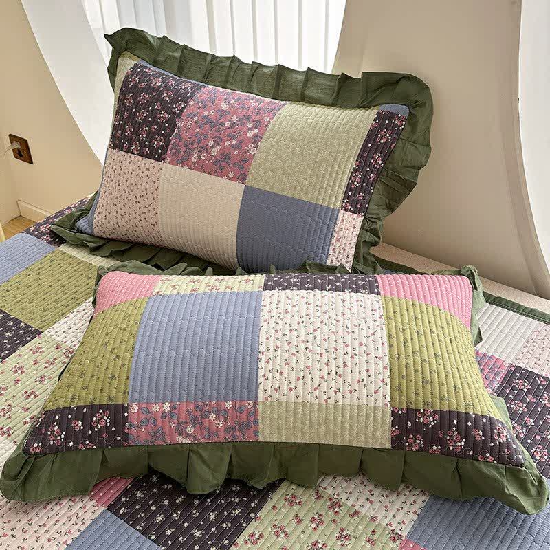 Copriletto in twill di cotone con bordo a volant e lavorazione patchwork. - image 5