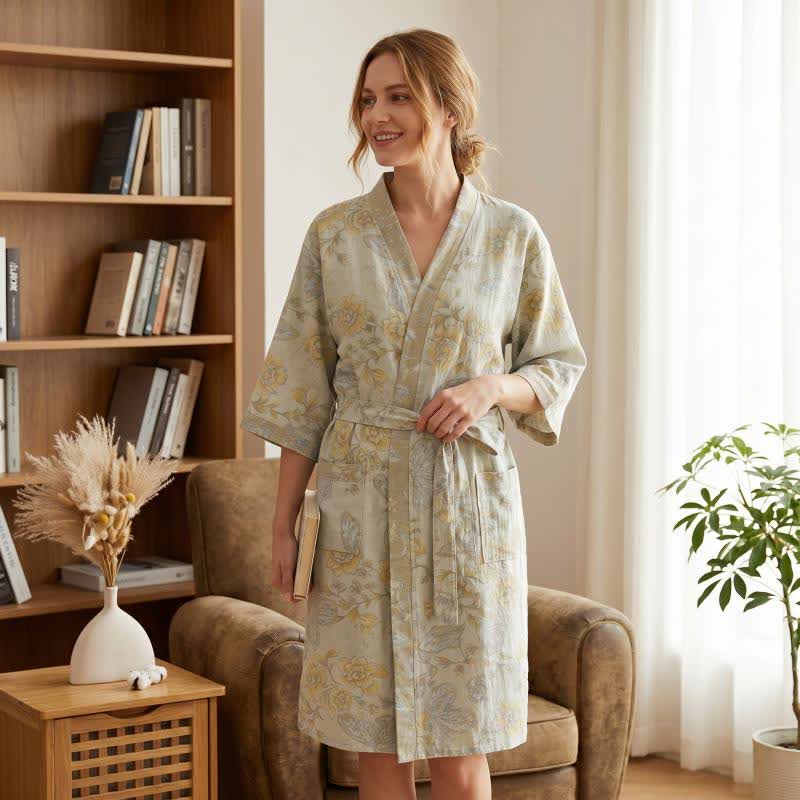 Kimono accappatoio in garza di cotone con stampa floreale a farfalle. - image 1
