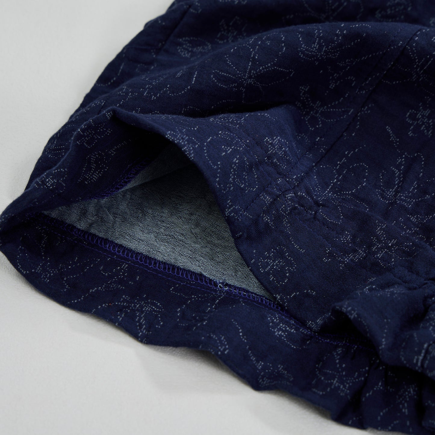 Completo da casa in cotone blu navy con canotta e stampa floreale in stile retrò. - image 9