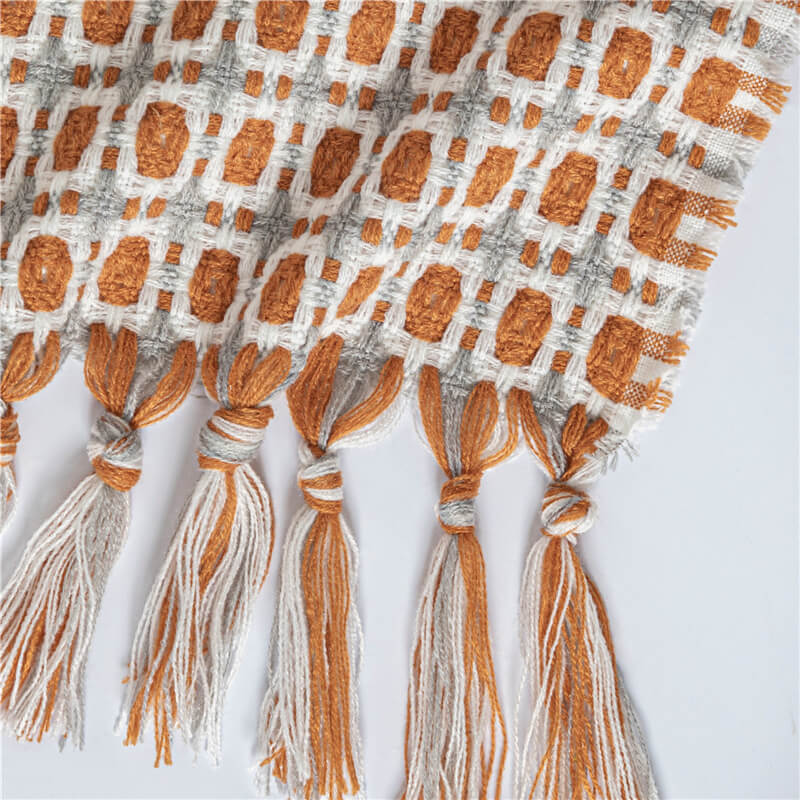 Coperta per divano lavorata a maglia Ownkoti con nappe