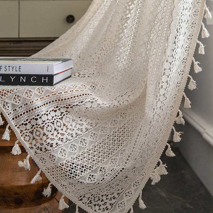Tenda in cotone beige con nappe traforate