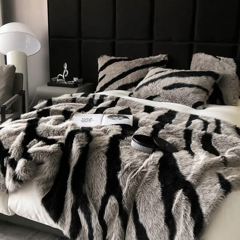 Coperta in pelliccia sintetica con stampa zebra moderna