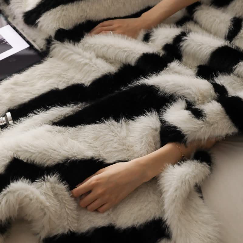 Coperta in pelliccia sintetica con stampa zebra moderna