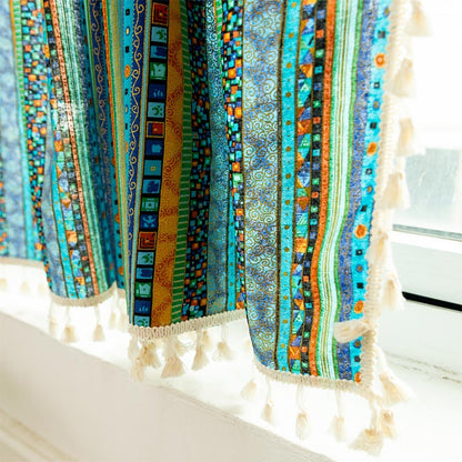 Tenda a strati con nappe a motivo scozzese colorato