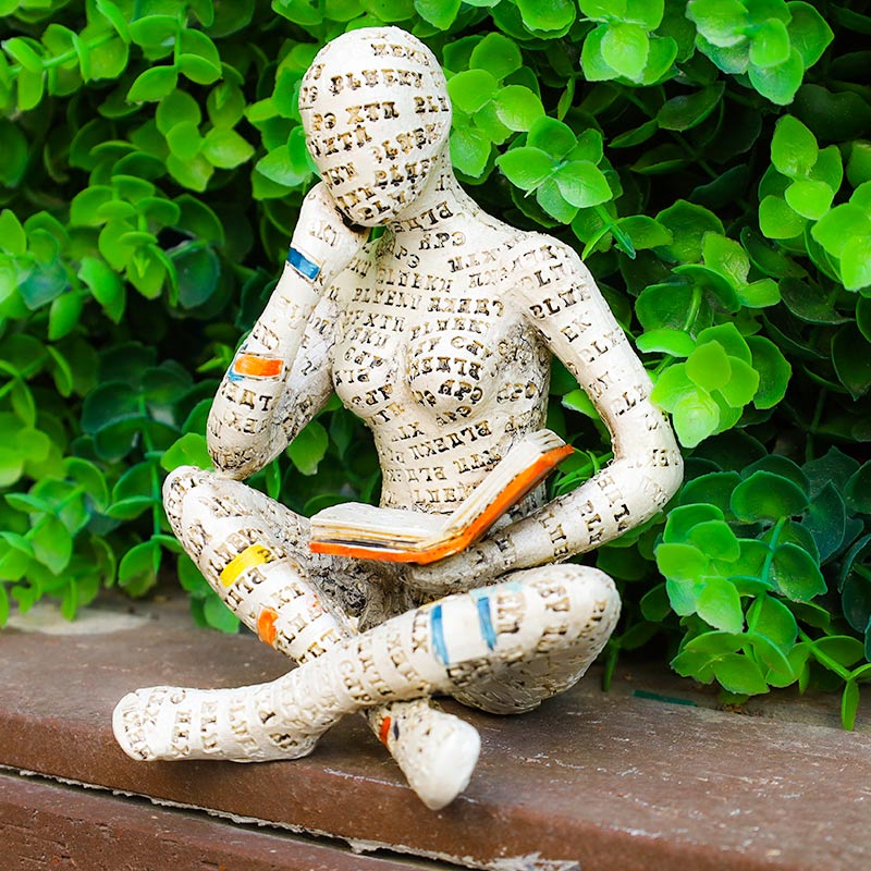 Statua della donna pensatrice che legge, decorazione per libreria