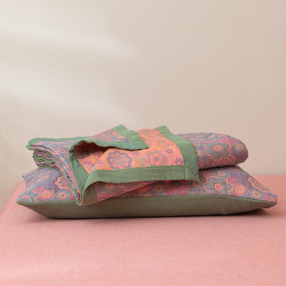 Trapunta reversibile in garza di cotone jacquard a fiori