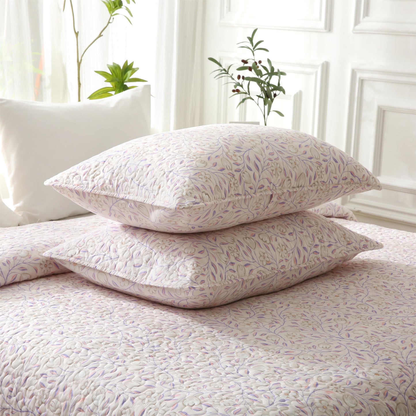 Biancheria da letto estiva trapuntata con motivi floreali in cotone