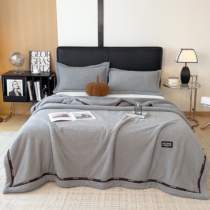 Coperta in pile soffice e dallo stile semplice