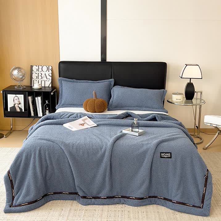 Coperta in pile soffice e dallo stile semplice