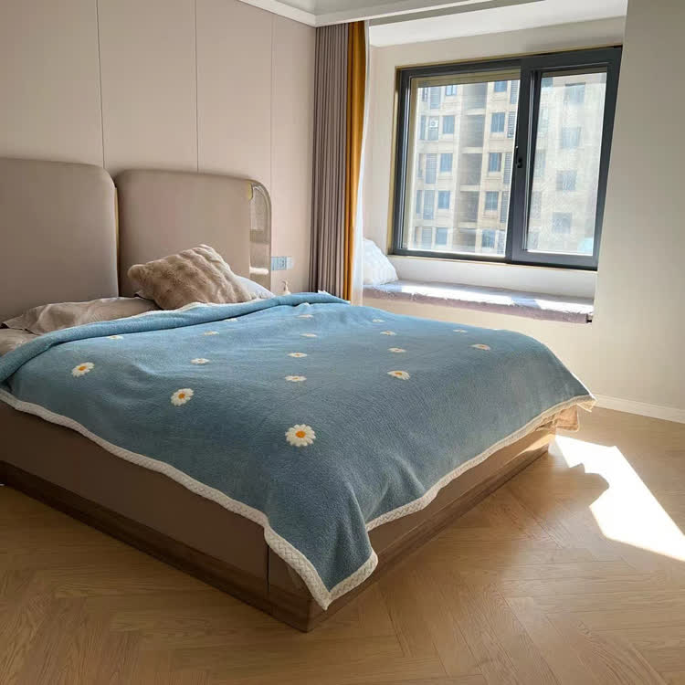 Coperta in pile morbido con motivo floreale Refresh Daisy