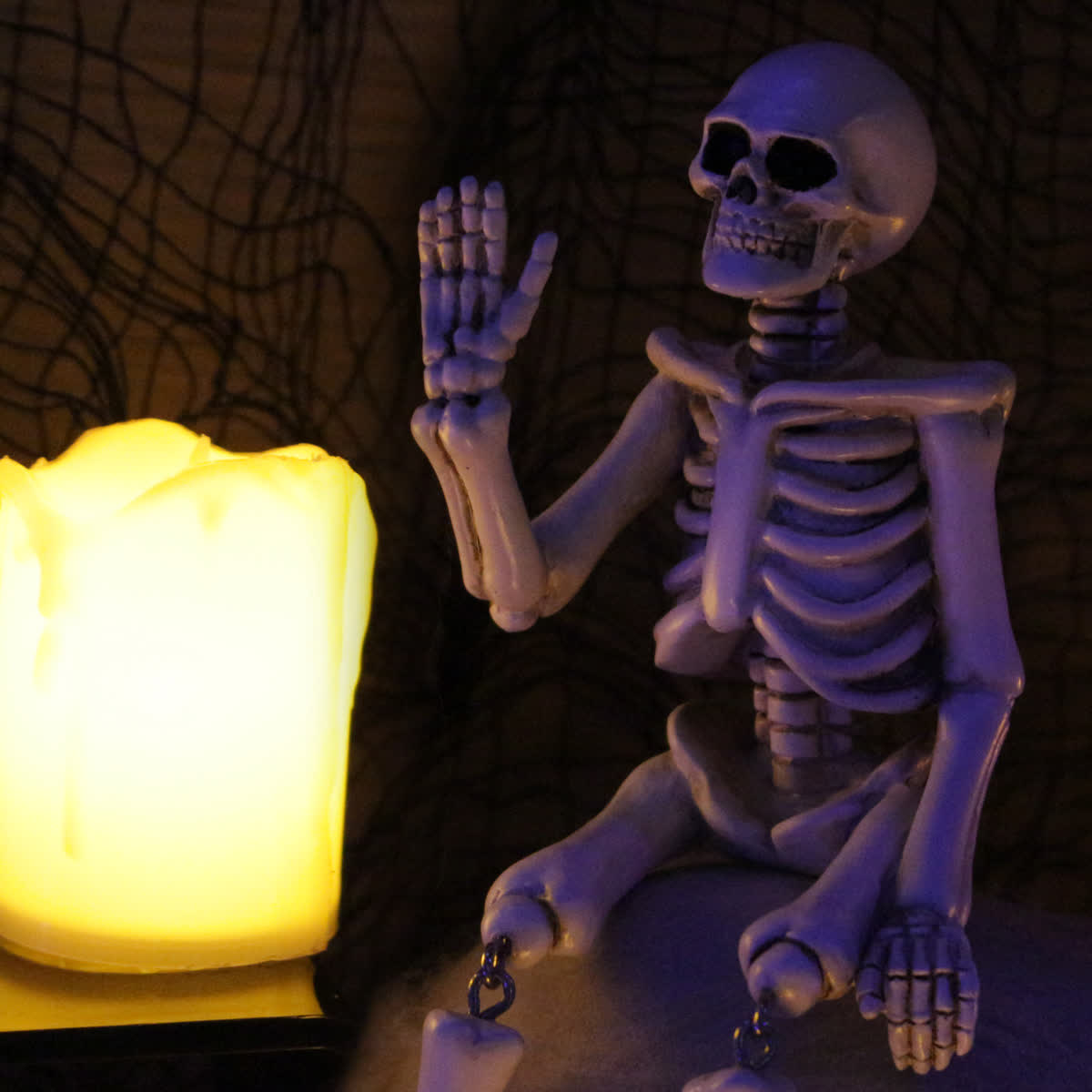 Ornamento di Halloween in resina con scheletro che saluta con la mano