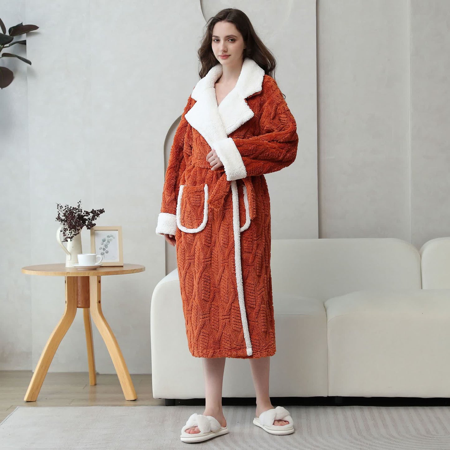 Accappatoio con collo a revers in pile jacquard