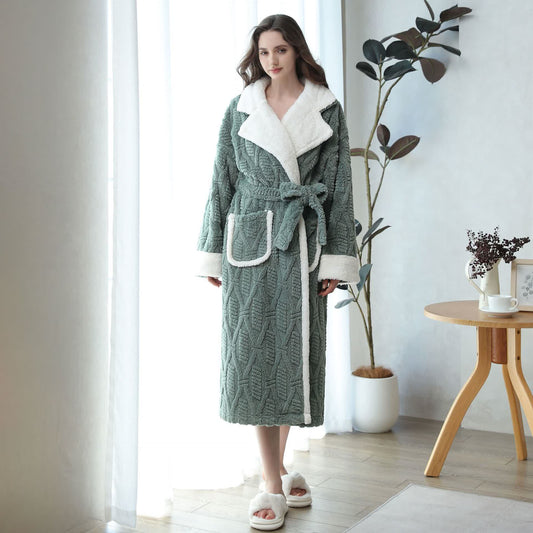 Accappatoio con collo a revers in pile jacquard