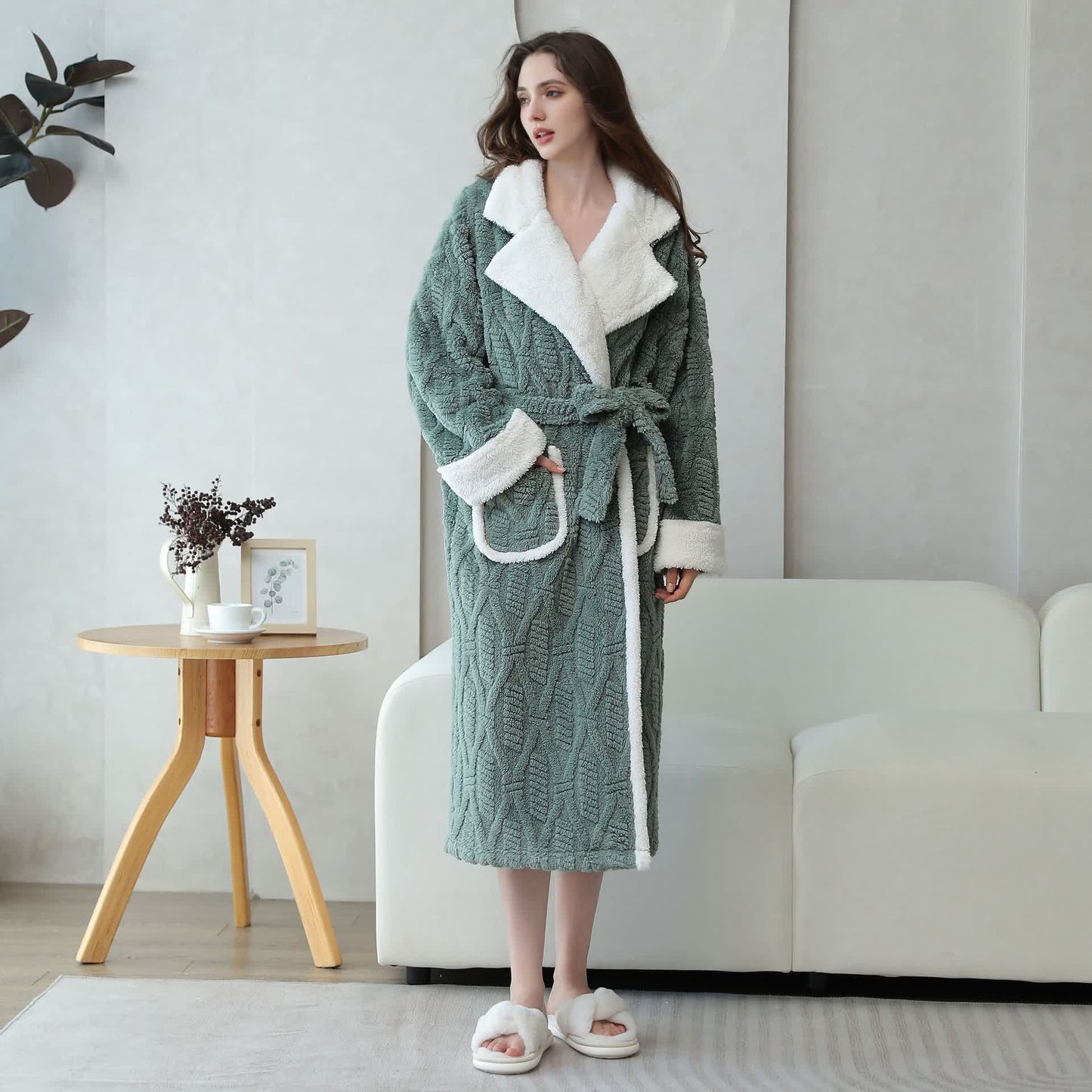 Accappatoio con collo a revers in pile jacquard