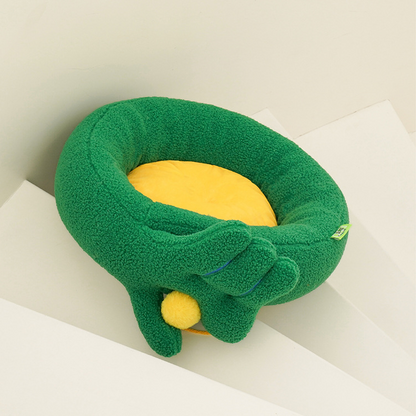 Letto caldo invernale per gatti con gesto delle dita