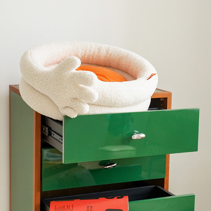 Letto caldo invernale per gatti con gesto delle dita