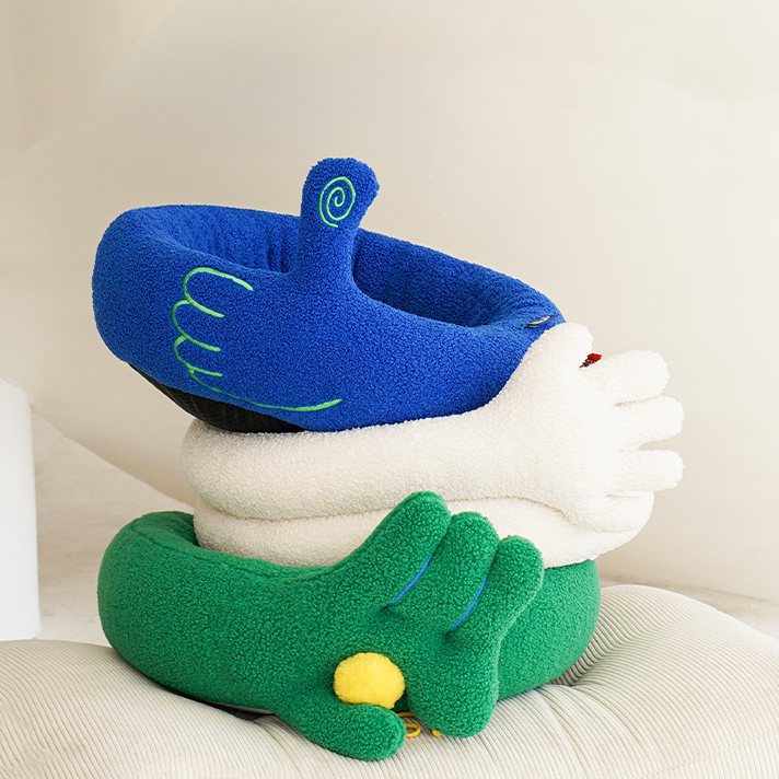 Letto caldo invernale per gatti con gesto delle dita