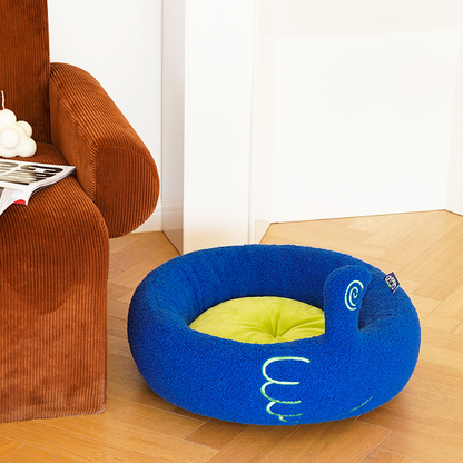 Letto caldo invernale per gatti con gesto delle dita