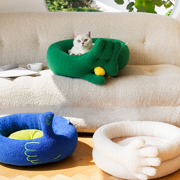 Letto caldo invernale per gatti con gesto delle dita