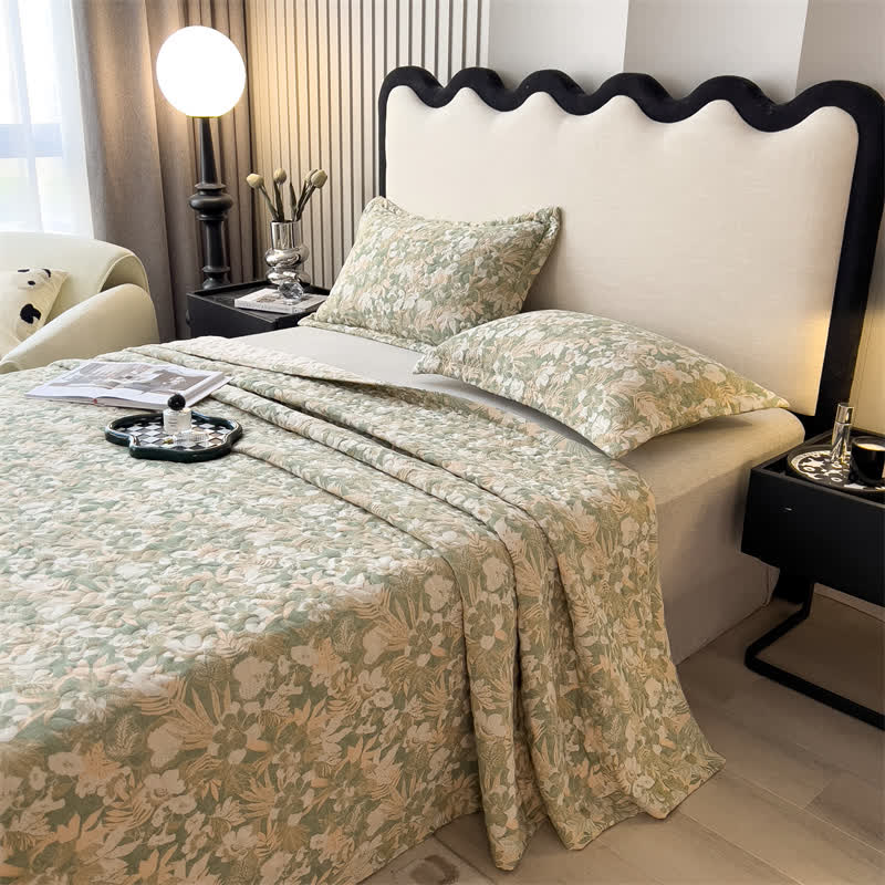 Copriletto trapuntato in garza di cotone con motivo floreale jacquard