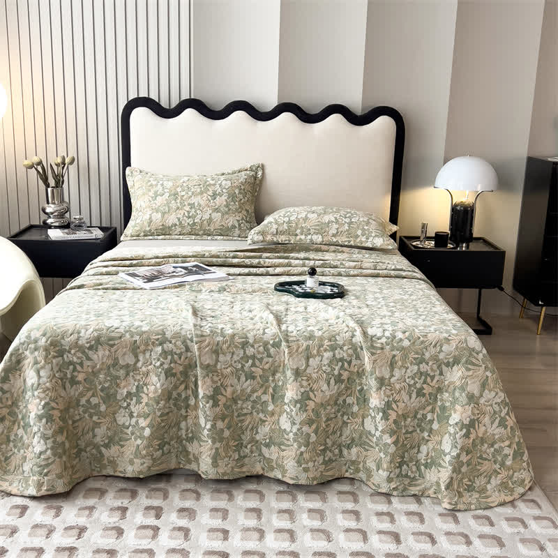 Copriletto trapuntato in garza di cotone con motivo floreale jacquard