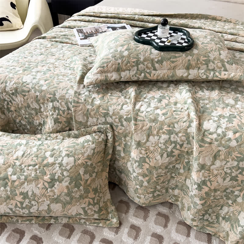 Copriletto trapuntato in garza di cotone con motivo floreale jacquard