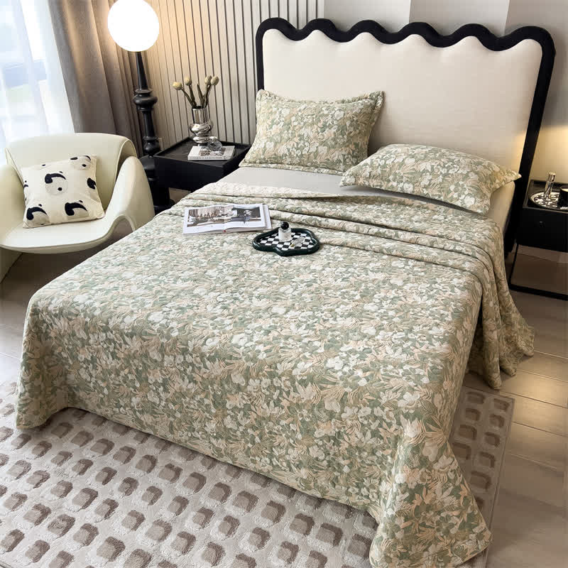 Copriletto trapuntato in garza di cotone con motivo floreale jacquard