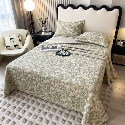 Copriletto trapuntato in garza di cotone con motivo floreale jacquard