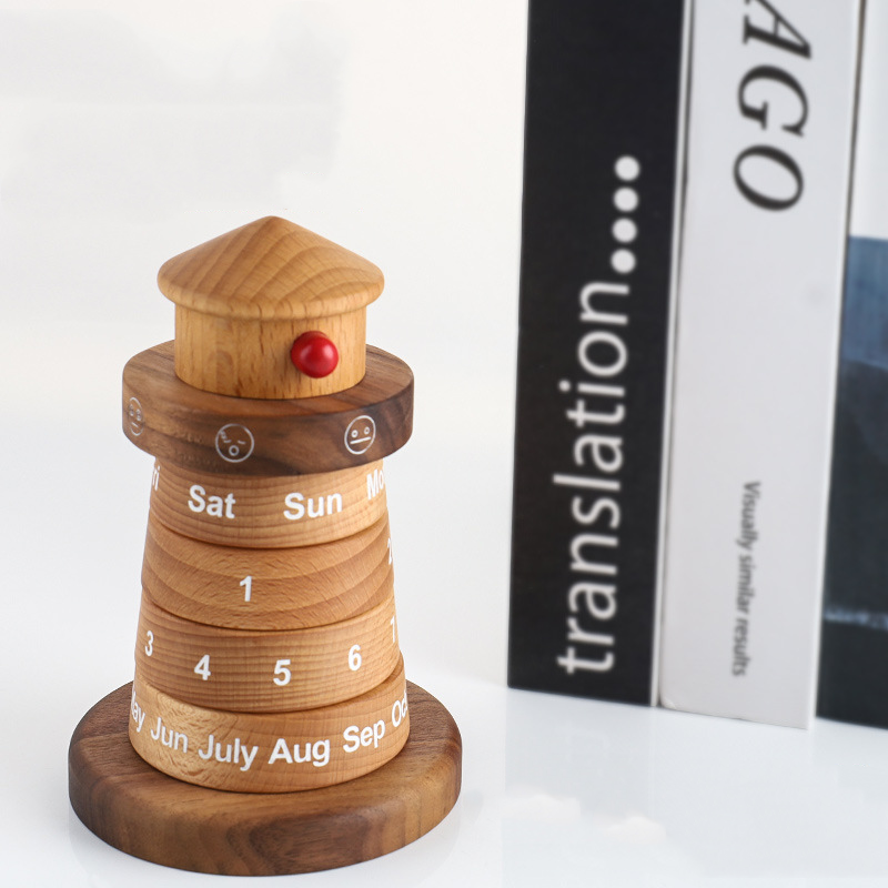 Ornamento da tavolo con calendario a forma di faro in legno