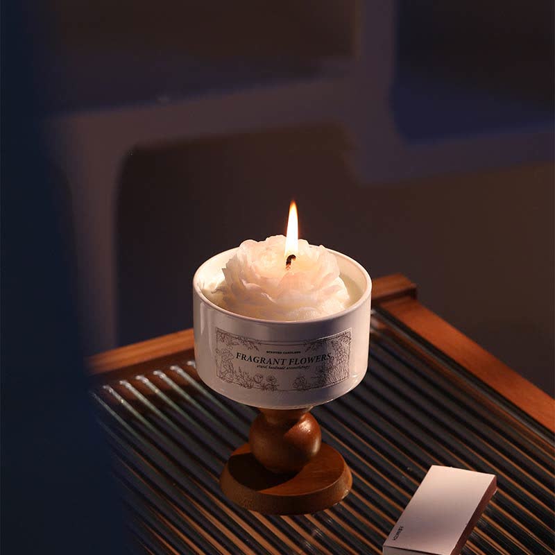 Elegante candela profumata in ceramica Camellia