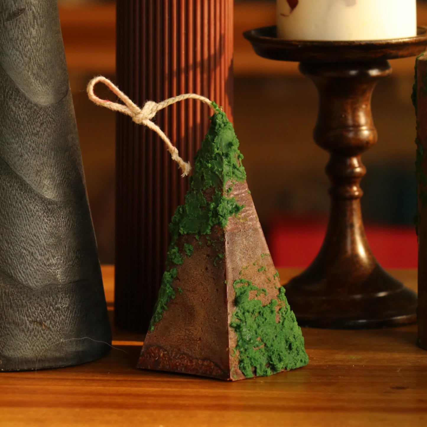 Candela profumata con ornamento artistico Green Hills & Moss