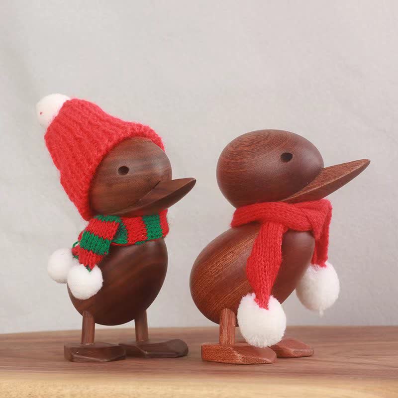 Anatra di legno con sciarpa come ornamento artigianale