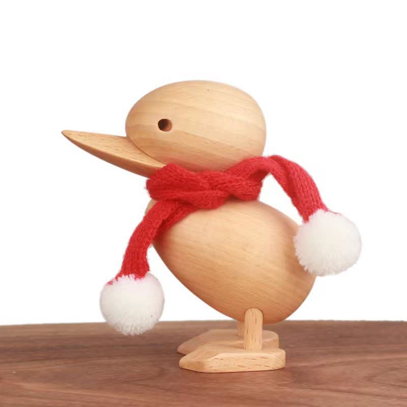 Anatra di legno con sciarpa come ornamento artigianale