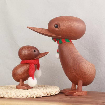 Anatra di legno con sciarpa come ornamento artigianale