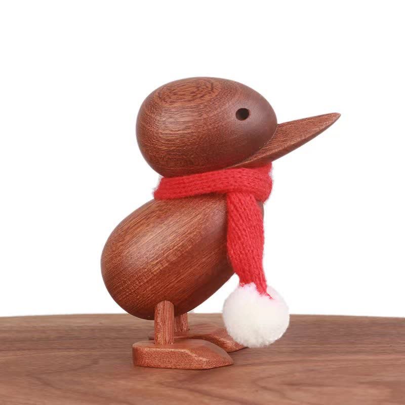 Anatra di legno con sciarpa come ornamento artigianale
