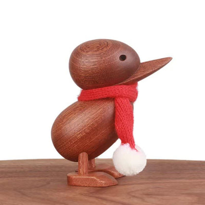 Anatra di legno con sciarpa come ornamento artigianale