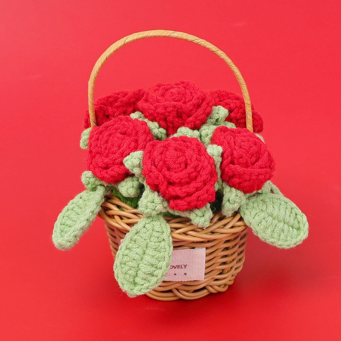 Ornamento a forma di cesto di fiori di rosa intrecciati