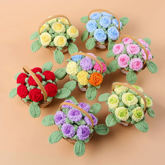 Ornamento a forma di cesto di fiori di rosa intrecciati