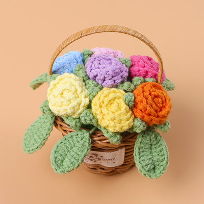 Ornamento a forma di cesto di fiori di rosa intrecciati
